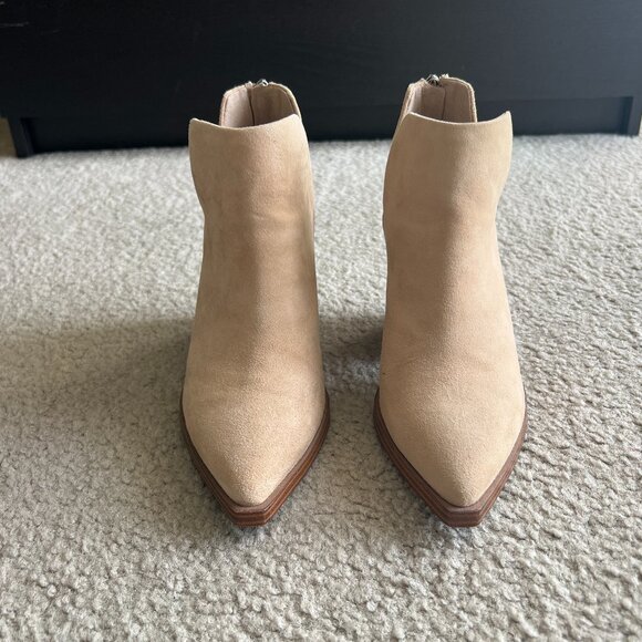 LIKE NEW! Vince Camuto Gigietta Ankle Suede Bootie in Tortilla Tan Beige Size 7 - Picture 3 of 11